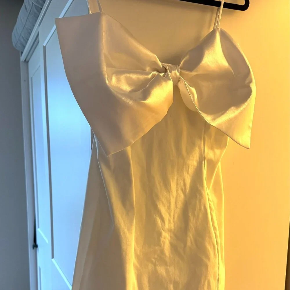 White Mini Bridal Dress with Oversized Satin Bow - Picture 1 of 6